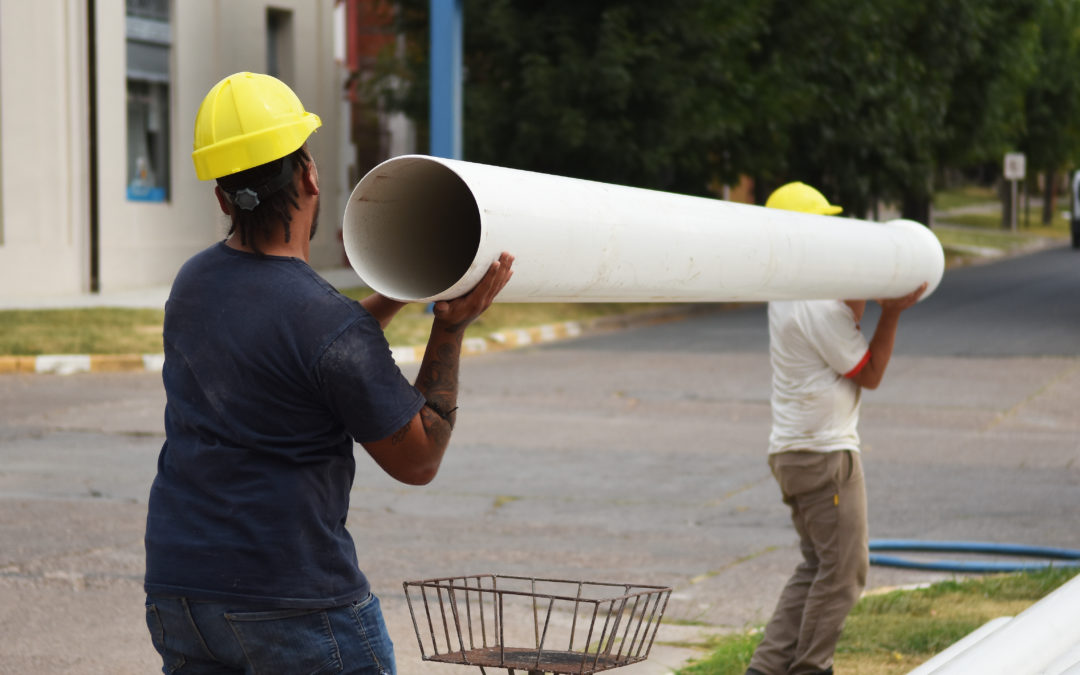 TRÁNSITO CORTADO EN UNA CUADRA DE RIVADAVIA, POR CAMBIO DE CAÑERÍA DE CLOACAS