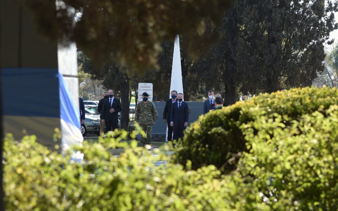 HOMENAJE A LOS QUE ESTÁN AL SERVICIO DE NUESTRA PATRIA