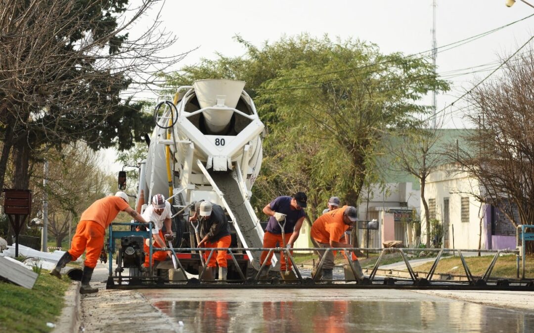 MÁS CUADRAS DE PAVIMENTO PARA SEGUIR UNIENDO LOS BARRIOS