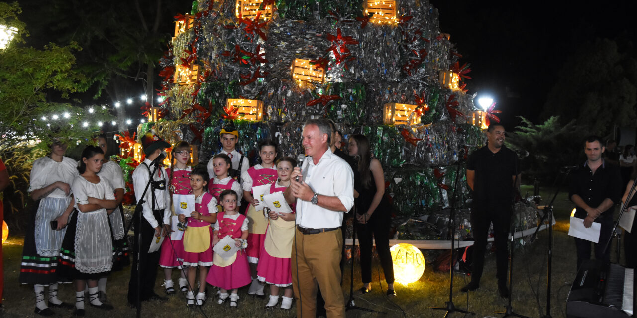 CAMINO A LA NAVIDAD: RENOVAMOS LAS ESPERANZAS CON TRES ÁRBOLES REALIZADOS CON MATERIAL RECICLADO