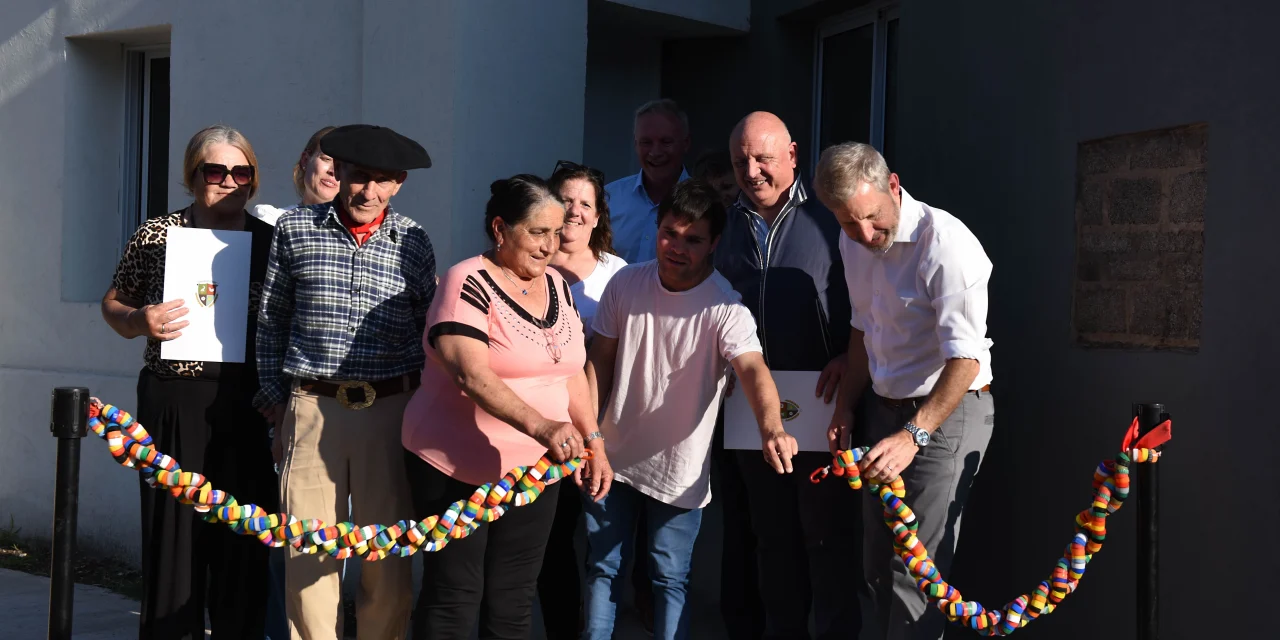 INAUGURAMOS LAS PRIMERAS VIVIENDAS CON FINES SOCIALES, CONSTRUIDAS EN NUESTRO PAÍS CON LADRILLOS PET