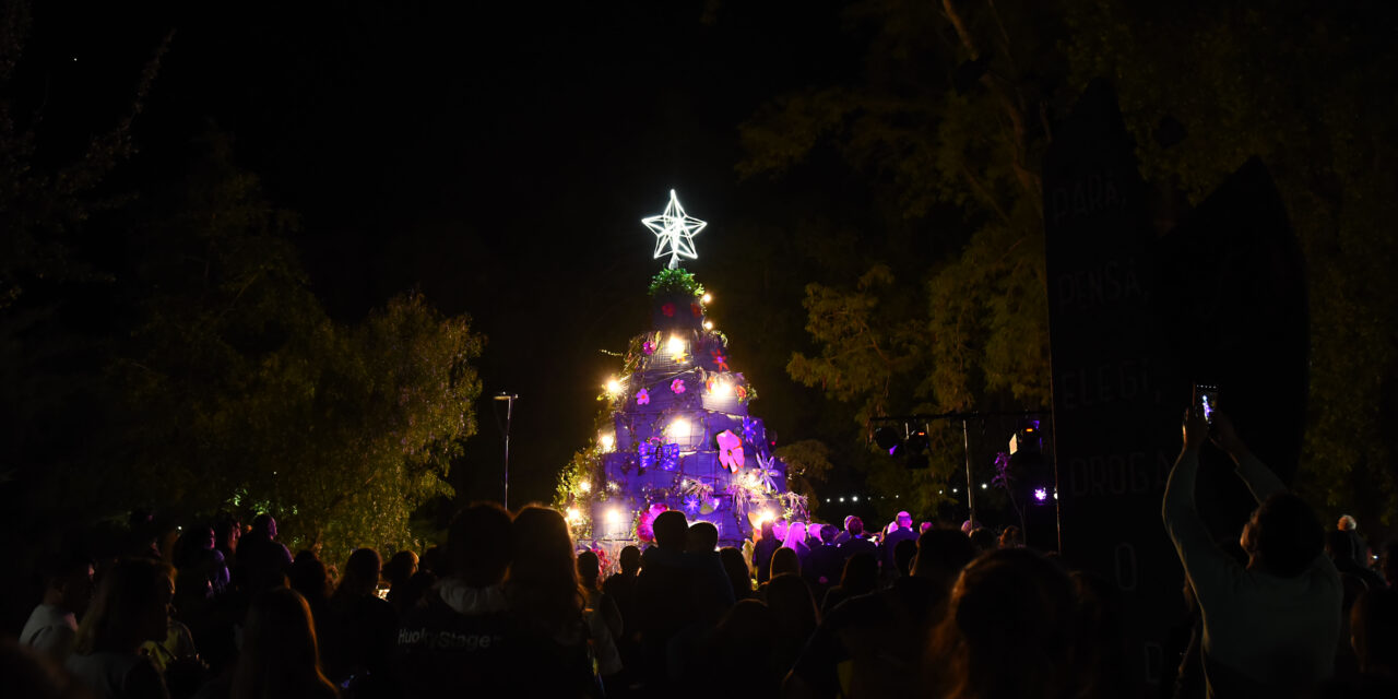 EL ÁRBOL NAVIDEÑO REPRESENTA EL TRABAJO, COMPROMISO Y LA SOLIDARIDAD DE TODOS LOS CRESPENSES